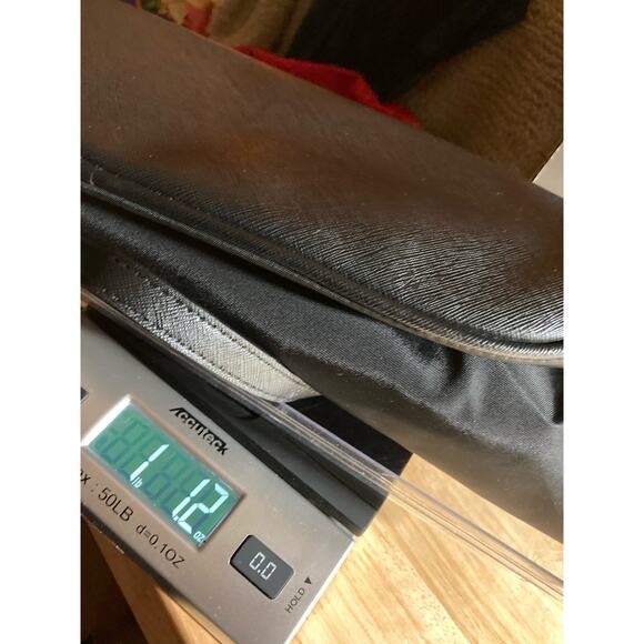 Guess Black Tote Purse Double Strap with Guess Fabric Interior Pockets Snap - Picture 9 of 9